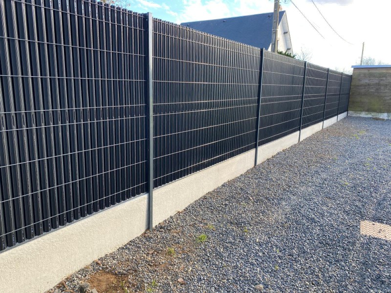 Paysagiste secteur Gainneville : pose d'une clôture RAL Gris 7016 en panneaux rigides avec occultant PVC founisseur CLONOR